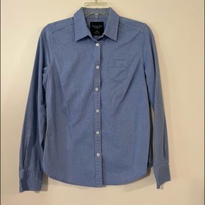 American Eagle fitted button down shirt. Size medium.